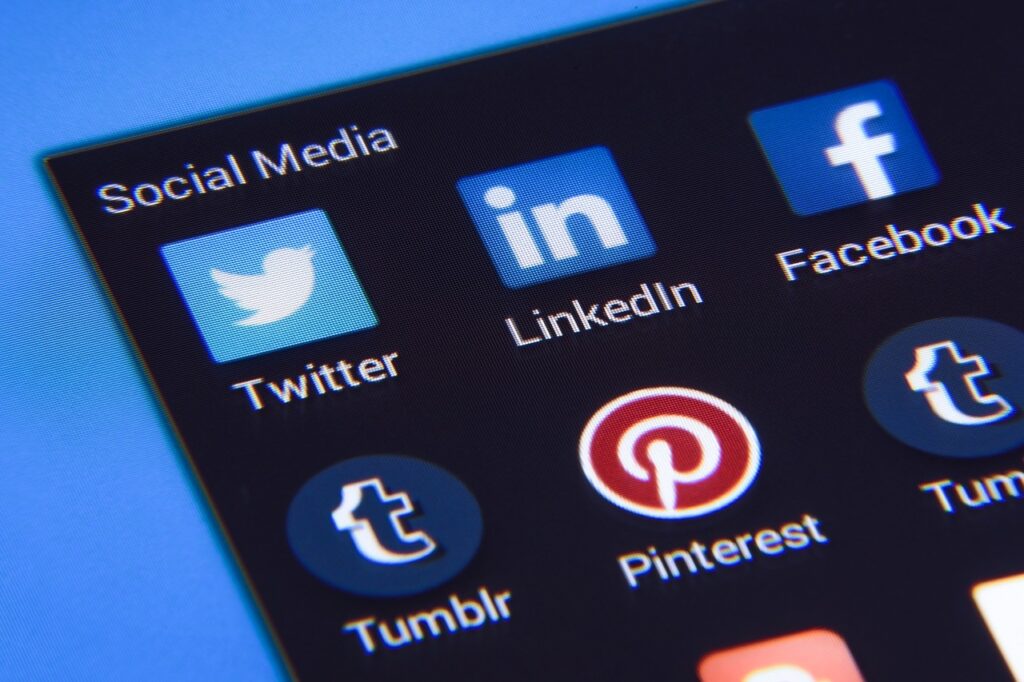 Expanding Online Business Using Social Media 4 social media icons